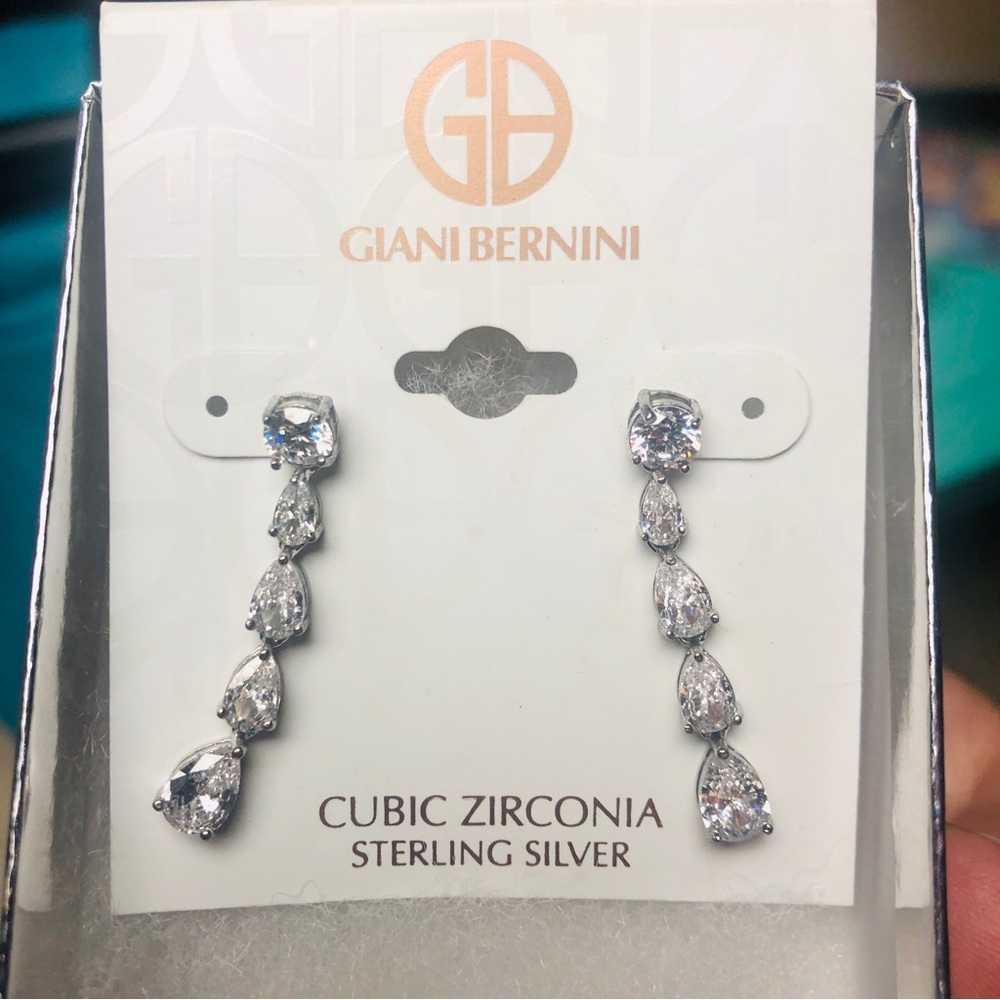 NWT GIANI BERNINI
Cubic Zirconia Drop Earrings in Sterling Silver
